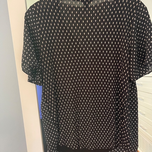 Short sleeve v-neck blouse - Picture 2 of 3